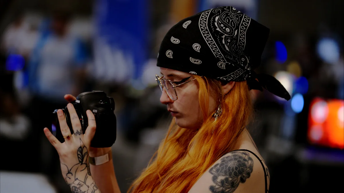 Une personne avec un appareil photo dans les coulisses de la Gamers Assembly 2026.